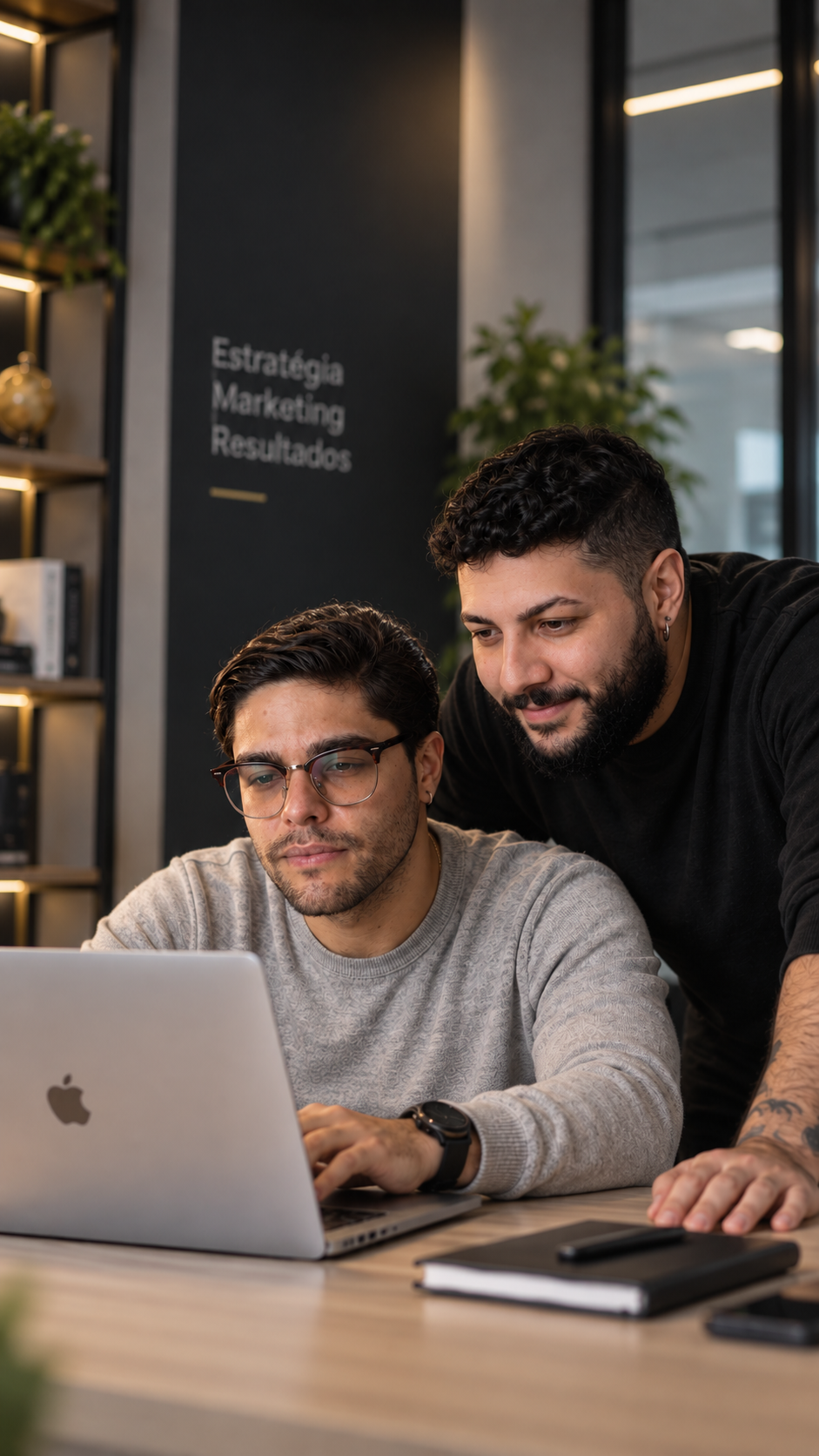 Wesley Ribeiro e Luiz Braga, sócios da InterCom, em ambiente de escritório moderno