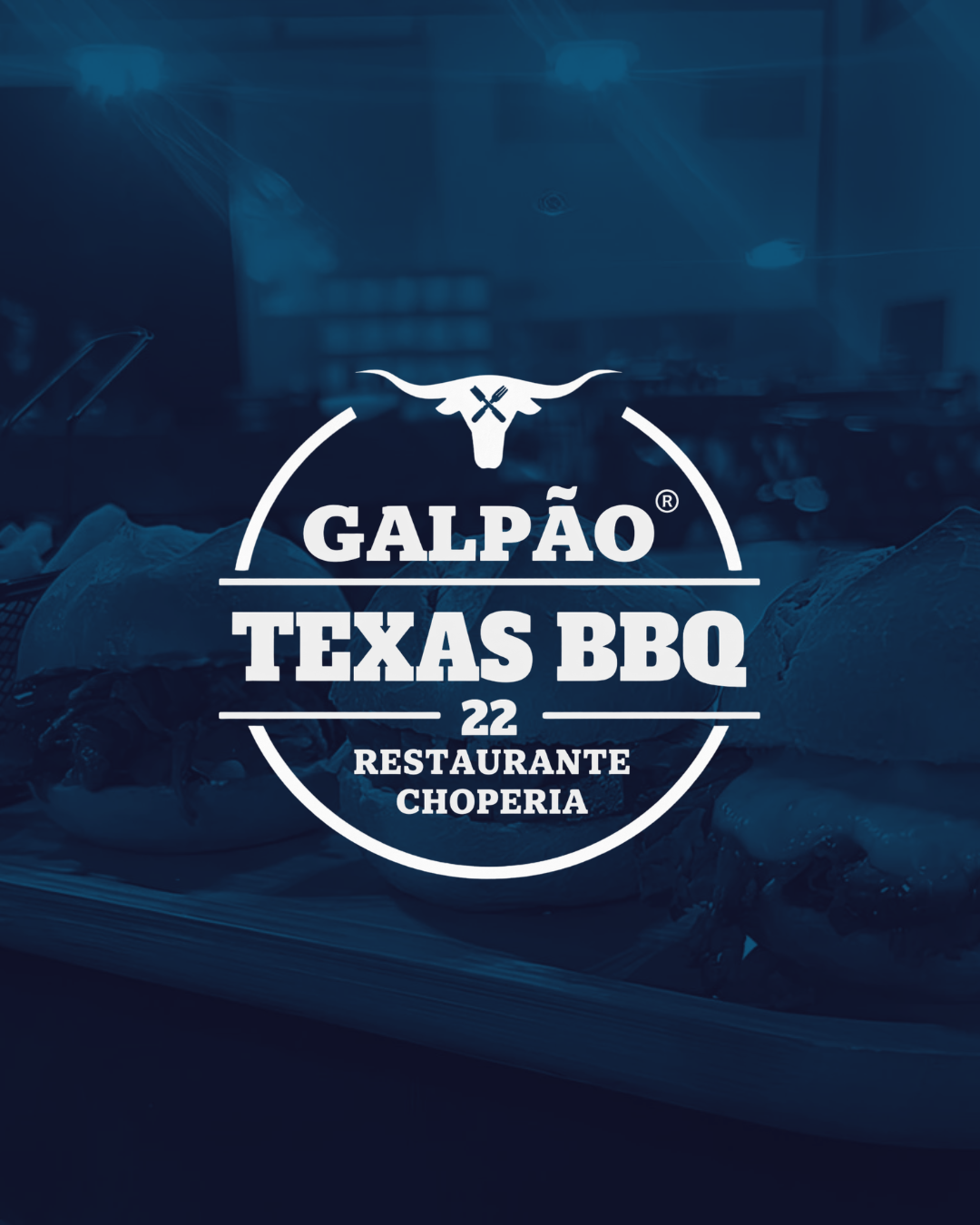 Logo do Galpão Texas BBQ sobre imagem do restaurante